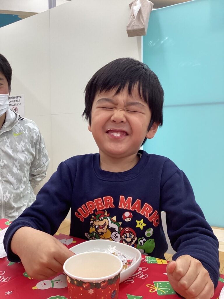 小さな男の子がご飯を食べている